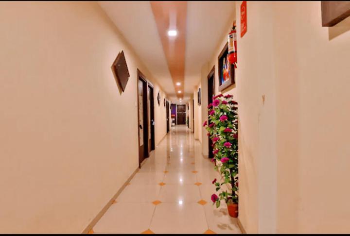 Hotel Nilkanth Inn Hālol Exteriör bild